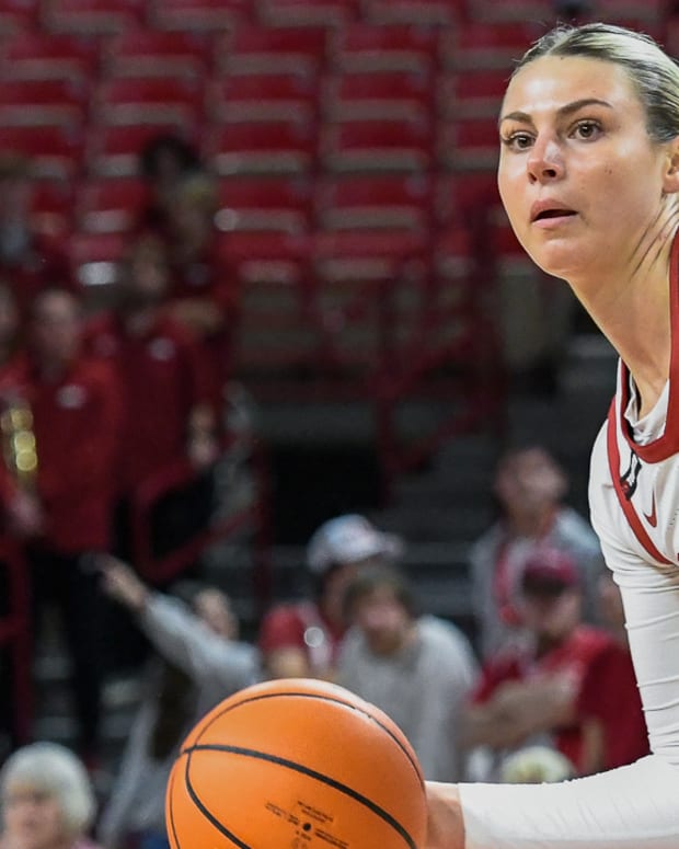Razorbacks Saylor Poffenbarger against Alabama